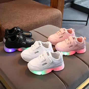 Děti ležérní boty s světla LED chlapci dívky tenisky 2020 cartoon flash osvětlené sportovní módní boty světelný boty